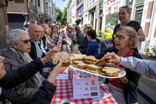 12062022-buurtbrunch-bewoners_rond_het_plein-foto_sander_foederer-7989
